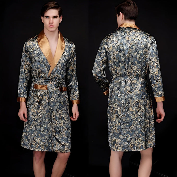 Homme portant un kimono imprimé cachemire avec bordure dorée, vue de face et de dos. Idéal pour se détendre avec style.