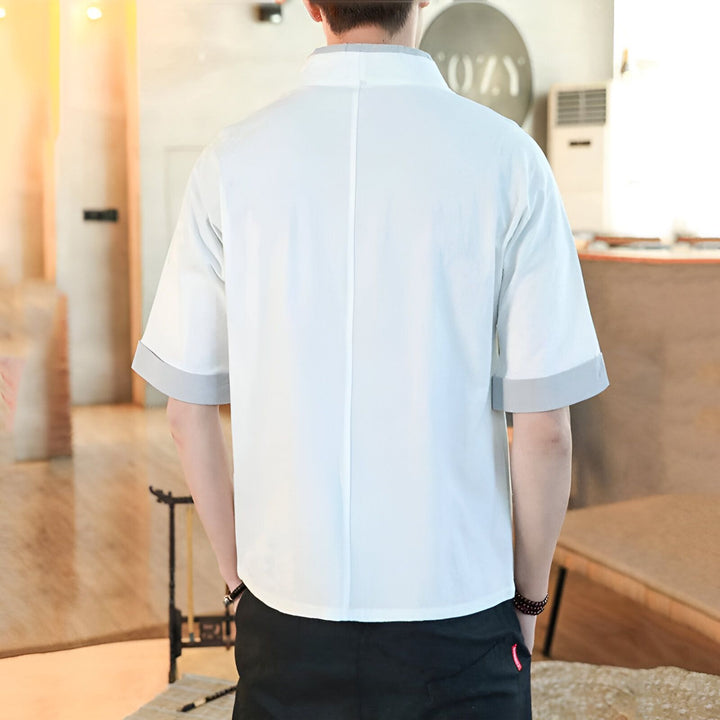 Vue arrière d'un homme portant un kimono blanc à manches courtes. Kimonos en vente sur notre site.
