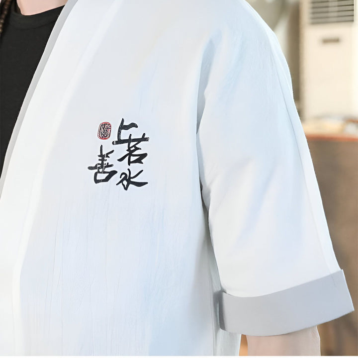 Détail d'un kimono blanc avec manches courtes, orné de calligraphie asiatique. Vêtement traditionnel japonais en vente.