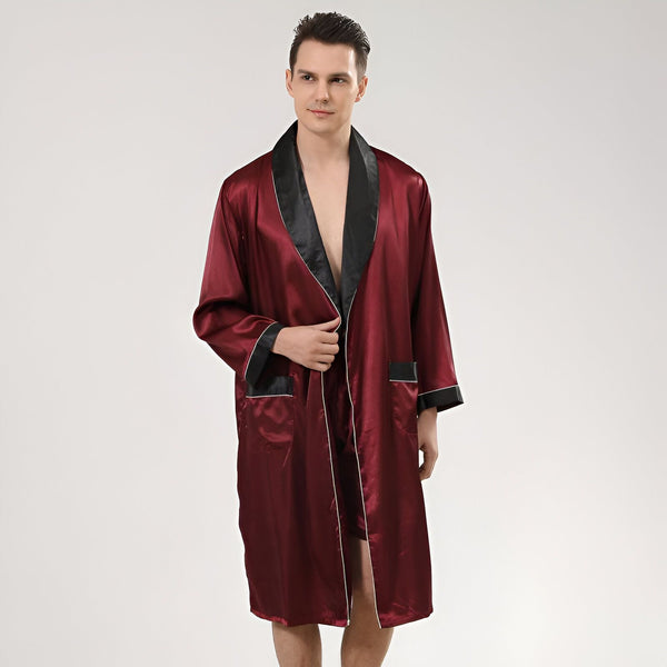 Homme portant un kimono bordeaux élégant avec bordure noire. Vente de kimonos de qualité.