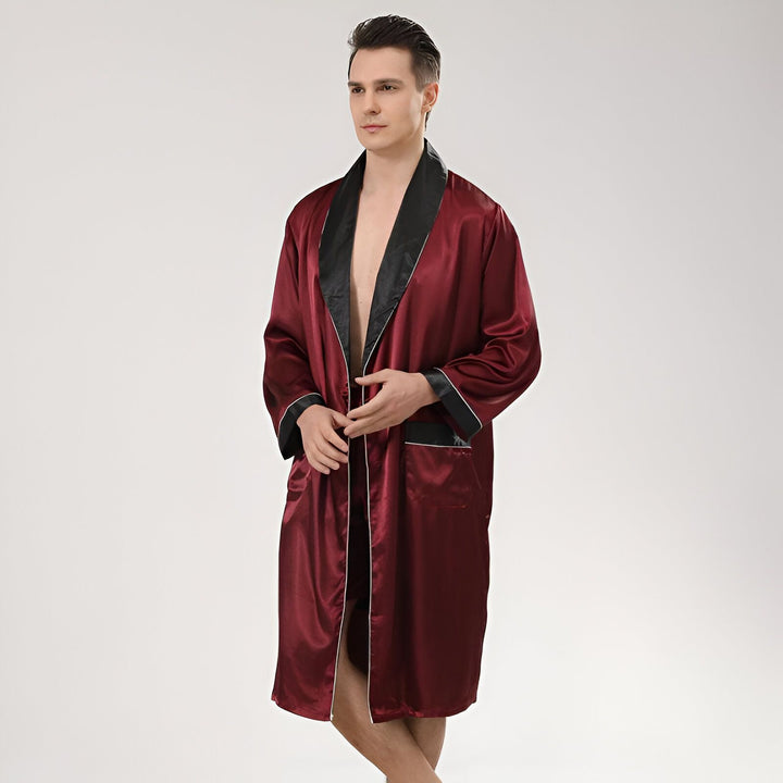 Homme portant un kimono bordeaux élégant avec bordures noires. Vente de kimonos pour hommes de qualité supérieure.