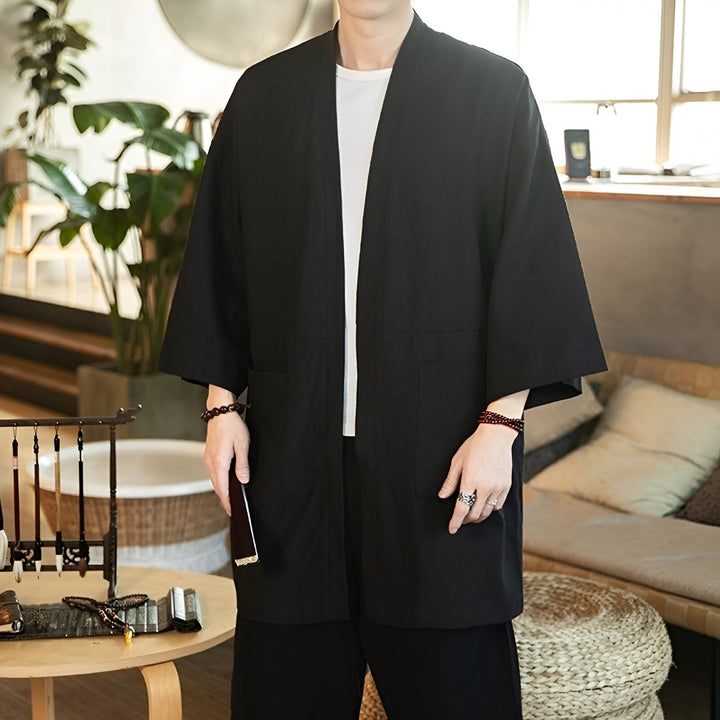 Homme portant un kimono noir. Vêtements kimono élégants pour hommes. Notre collection de kimonos pour hommes.