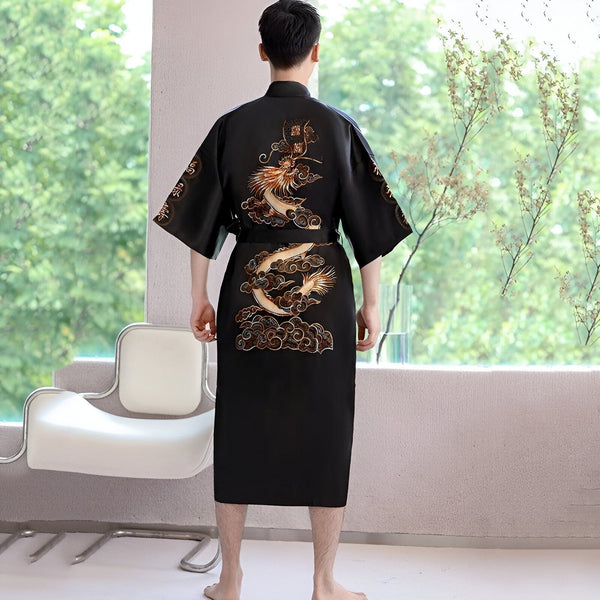 Homme portant un kimono noir avec motif de dragon brodé. Vêtement japonais traditionnel. Nos kimonos de haute qualité en vente.