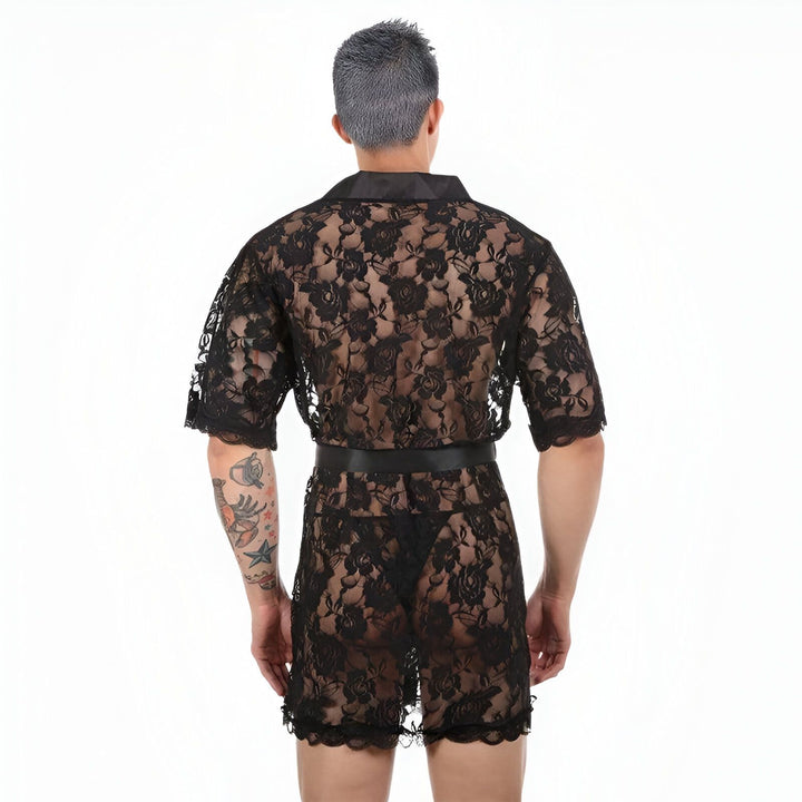 Kimono en dentelle noire pour homme, vue de dos. Idéal pour un look audacieux et élégant. Découvrez notre collection de kimonos uniques.