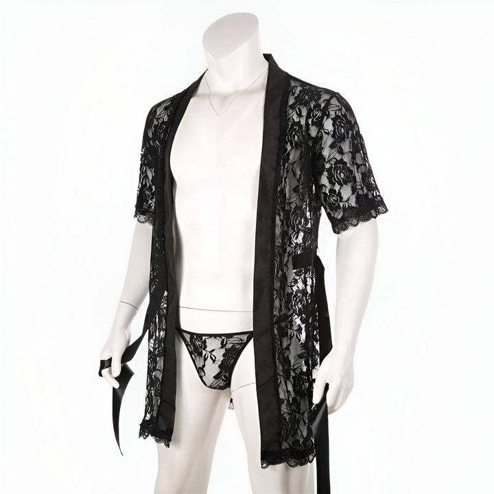 Kimono masculin en dentelle noire et string assorti, présenté sur un mannequin. Vêtements d'intérieur élégants et sensuels de notre collection.