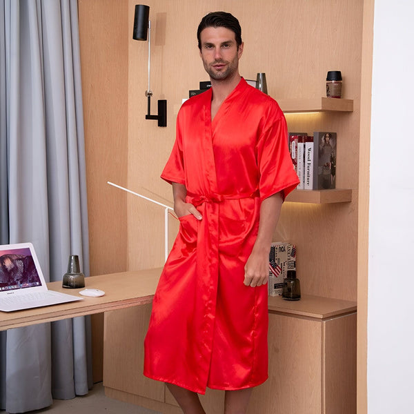 Homme portant un kimono rouge en soie dans une pièce moderne. Kimono élégant et confortable à vendre.