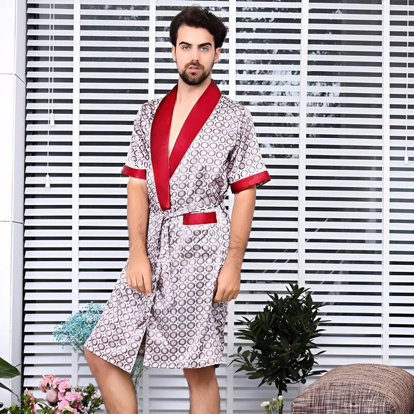 Homme portant un kimono court à motifs et bordures rouges. Kimonos pour hommes disponibles à l'achat. Idée cadeau kimono. Boutique de kimonos en ligne.