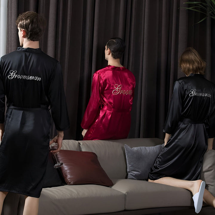 Trois hommes portant des kimonos de marié et de garçons d'honneur. Kimonos en soie pour hommes disponibles à l'achat. Idéal pour célébrer un mariage.
