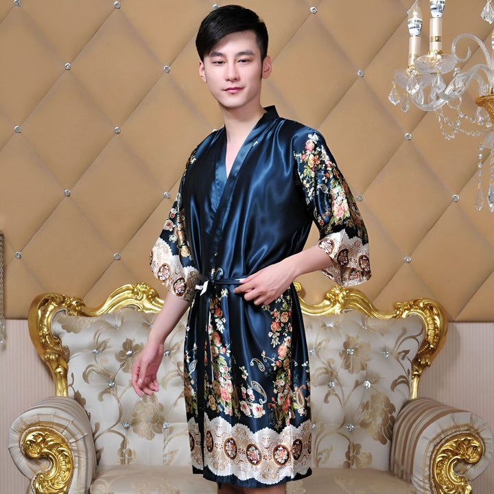 Homme portant un kimono en satin bleu marine à motifs floraux. Kimonos pour hommes. Mode kimono japonaise.