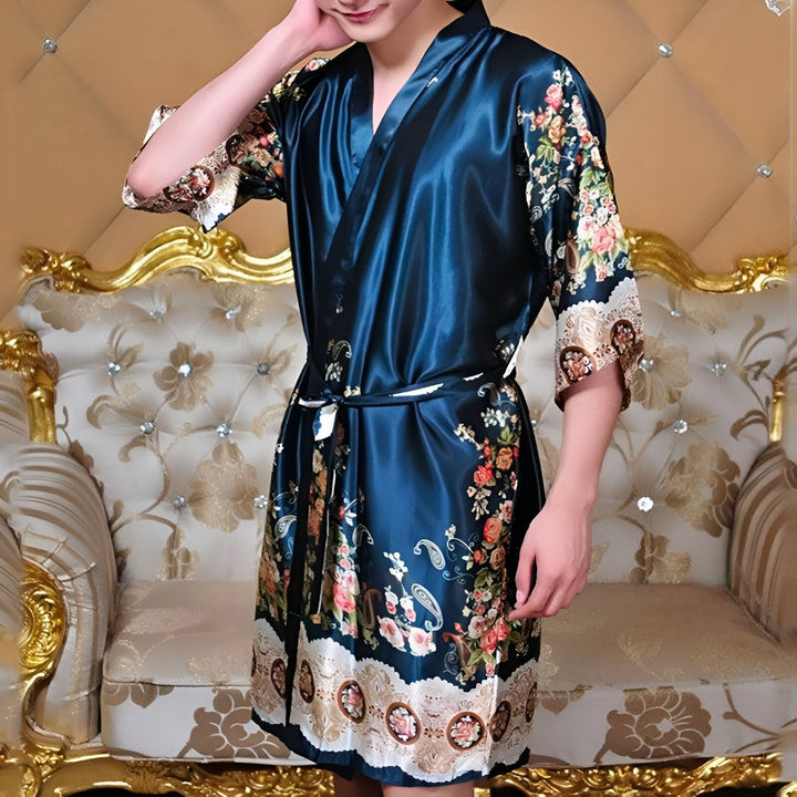 Homme portant un kimono bleu marine avec motifs floraux. Kimonos pour hommes en vente.