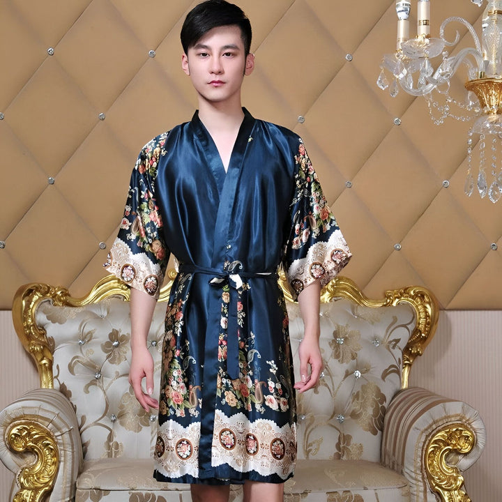Homme portant un kimono bleu marine à motifs floraux. Peignoir style japonais pour homme. Kimono élégant et confortable disponible à l'achat.