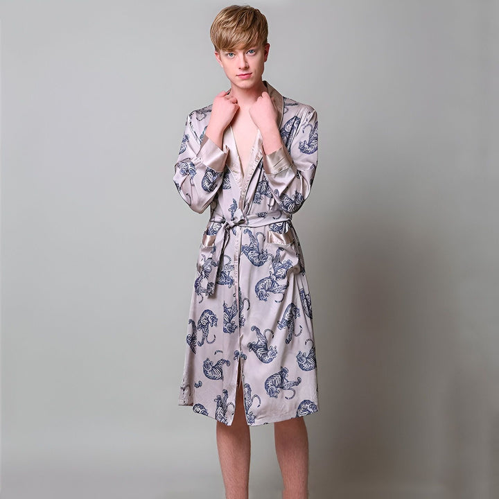 Homme portant un kimono long en soie à motifs de tigres bleus. Vêtements d'intérieur élégants et confortables. Boutique de kimonos en ligne.