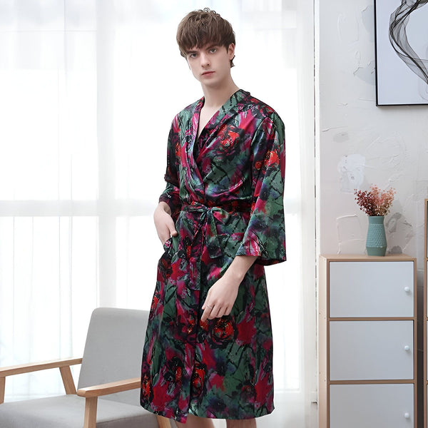 Homme portant un kimono fleuri en soie. Vente de kimonos pour homme. Peignoir japonais élégant et confortable. Tenue d'intérieur de luxe.