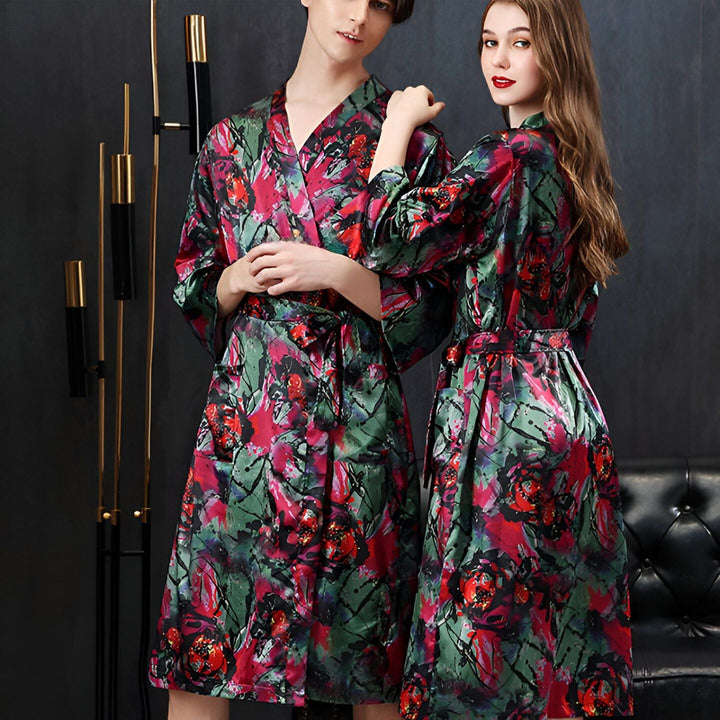 Couple portant des kimonos assortis à motifs floraux vibrants. Kimonos de luxe, élégants et confortables. Collection de kimonos pour hommes et femmes.