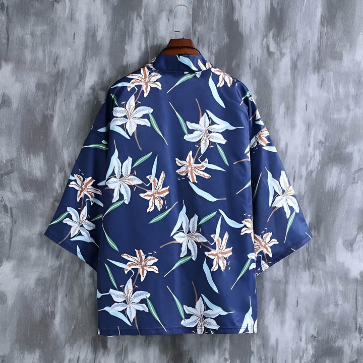 Kimono bleu marine à motifs floraux blancs et marron, suspendu. Vêtement traditionnel japonais, idéal pour un look unique et tendance. Découvrez notre collection de kimonos!