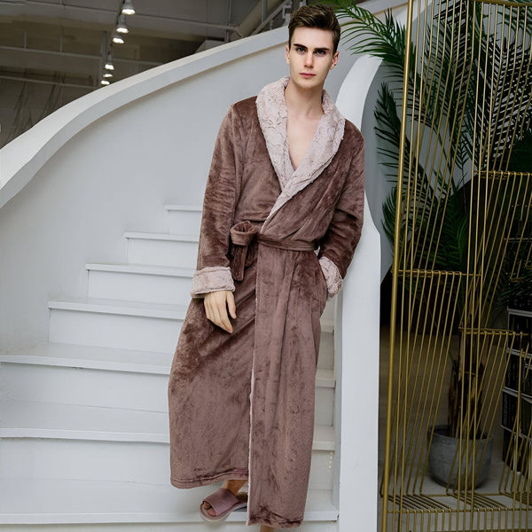 Homme portant un kimono/peignoir marron en peluche avec col en fausse fourrure. Vêtement d'intérieur confortable pour se détendre. Idéal pour les amateurs de kimonos recherchant le confort.