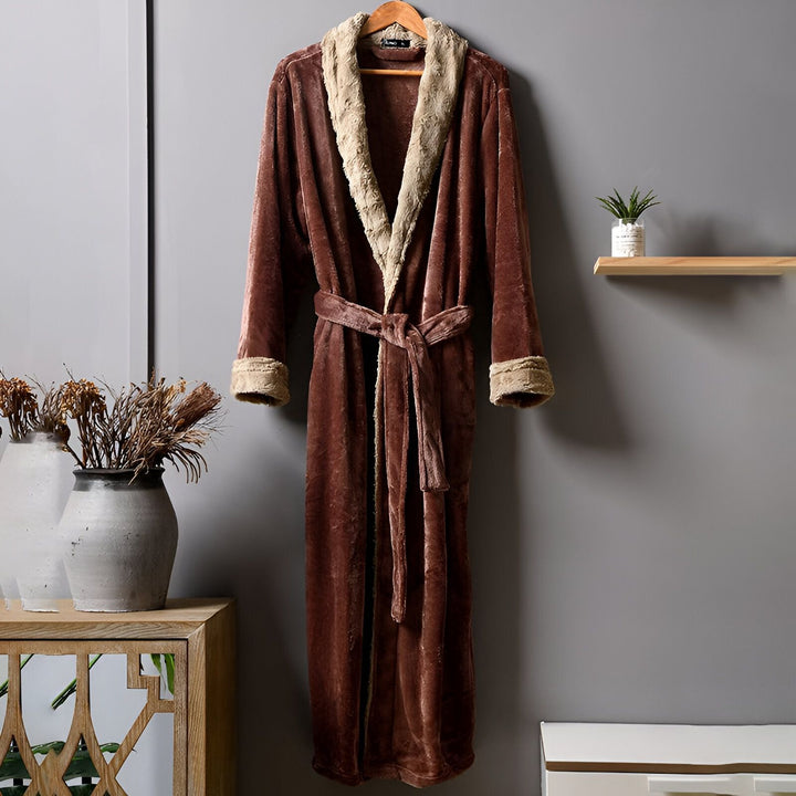 Kimono long en velours marron avec col et poignets en fausse fourrure. Peignoir de style japonais à ceinture, idéal pour la détente et le confort. Découvrez notre collection de kimonos.