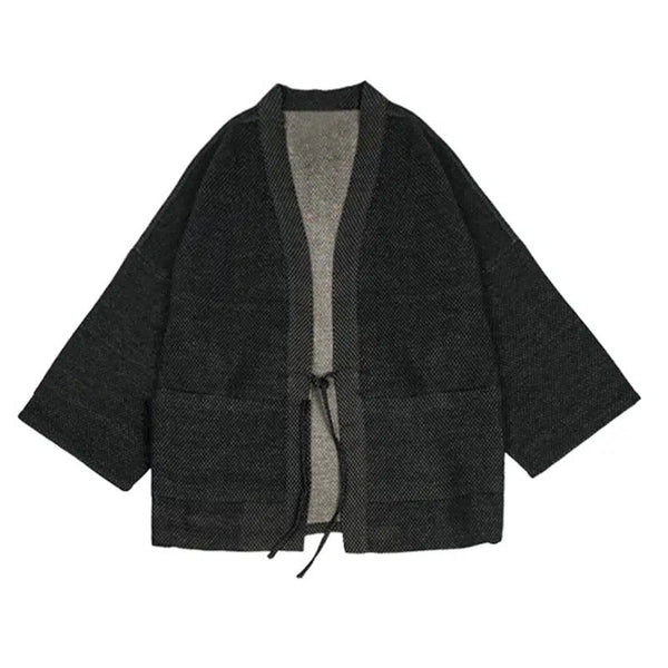 Kimono texturé gris anthracite avec poches et ceinture à nouer. Vêtement traditionnel japonais revisité, idéal pour un look élégant et décontracté. Découvrez notre collection de kimonos.