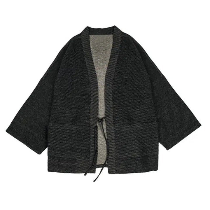 Kimono texturé gris anthracite avec poches et ceinture à nouer. Vêtement traditionnel japonais revisité, idéal pour un look élégant et décontracté. Découvrez notre collection de kimonos.