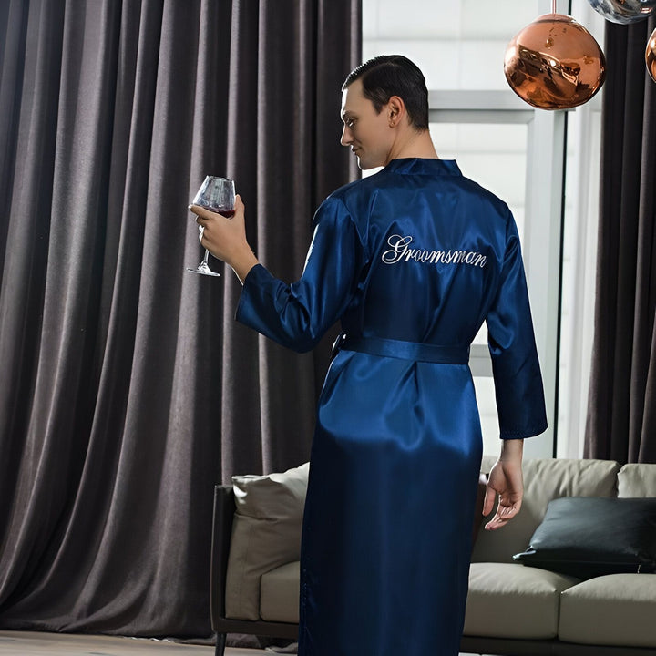 Homme en kimono bleu "Groomsman" tenant un verre de vin. Kimonos de mariage élégants à vendre.