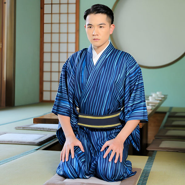 Homme à genoux portant un kimono bleu rayé, vente de kimonos japonais traditionnels pour hommes et femmes. Ambiance zen et élégante.