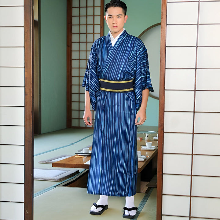 Homme portant un kimono japonais traditionnel bleu à rayures. Tenue d'intérieur. Vente de kimonos en ligne.