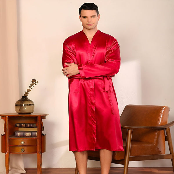 Homme portant un kimono rouge en soie. Kimonos élégants et confortables à découvrir dans notre boutique en ligne.