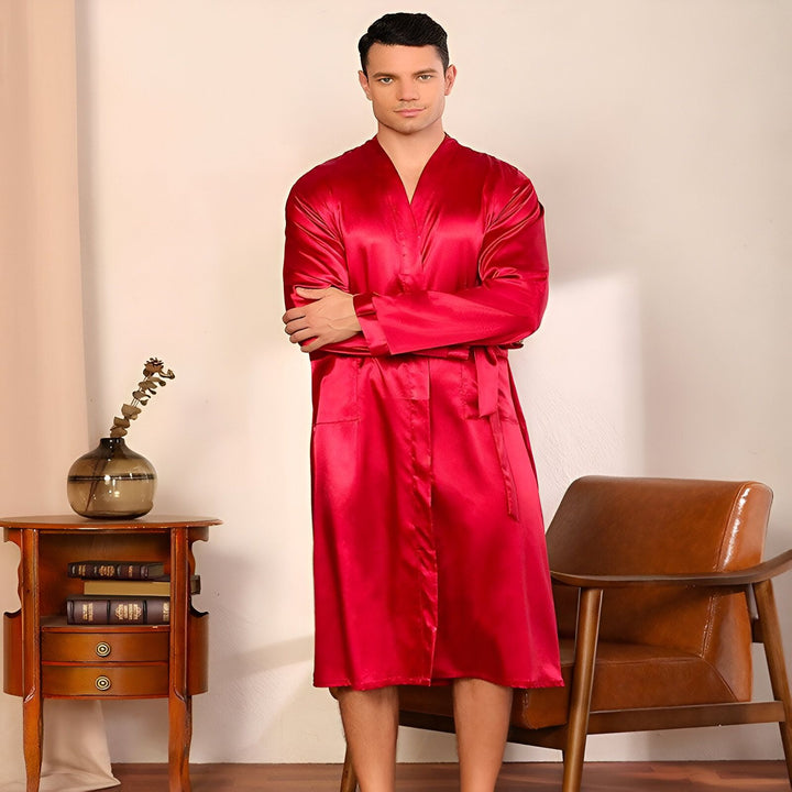 Homme portant un kimono rouge en soie. Kimonos élégants et confortables à découvrir dans notre boutique en ligne.