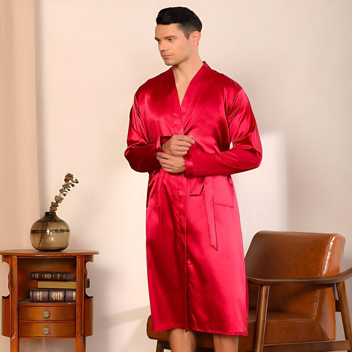 Homme portant un kimono rouge élégant. Peignoir de luxe en soie pour hommes, idéal pour la détente à la maison. Vêtements de nuit confortables disponibles dans notre collection de kimonos.