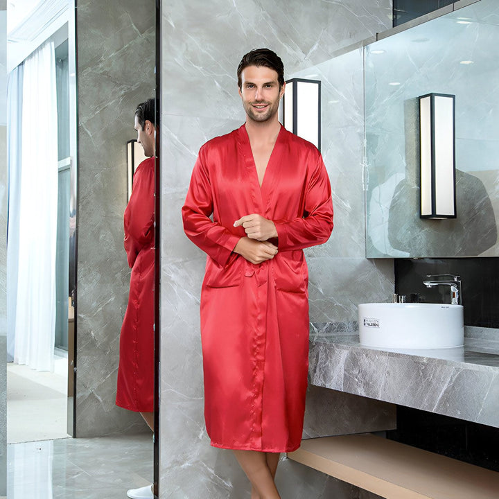 Homme portant un kimono rouge en soie dans une salle de bain moderne. Kimonos de qualité disponibles à l'achat.