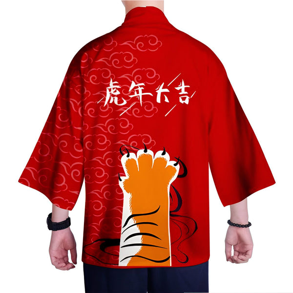 Dos d'une personne portant un kimono rouge. Motifs de nuages et calligraphie blanche sur le haut du dos. Une patte de tigre orange et noire décore le bas du dos du kimono.