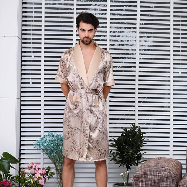 Homme portant un kimono beige et or à motifs. Kimono élégant avec col en satin, idéal pour la détente. Vêtements de détente de luxe.