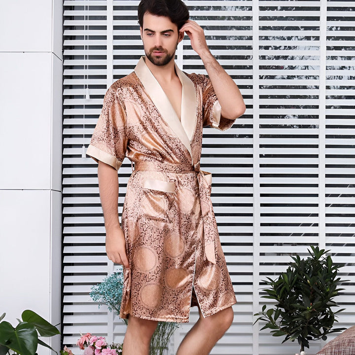 Homme portant un kimono en soie avec des motifs élégants, mettant en valeur le confort et le style de nos produits. Kimonos de qualité supérieure disponibles.