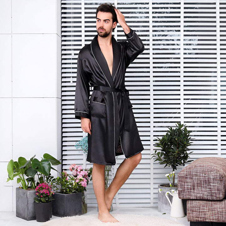 Homme portant un kimono noir de notre collection. Peignoir élégant avec ceinture. Idéal pour la maison et les moments de détente.