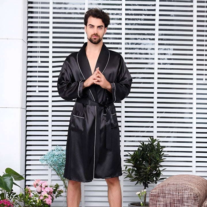Homme portant un kimono noir en soie avec bordure blanche. Vente de kimonos en ligne.