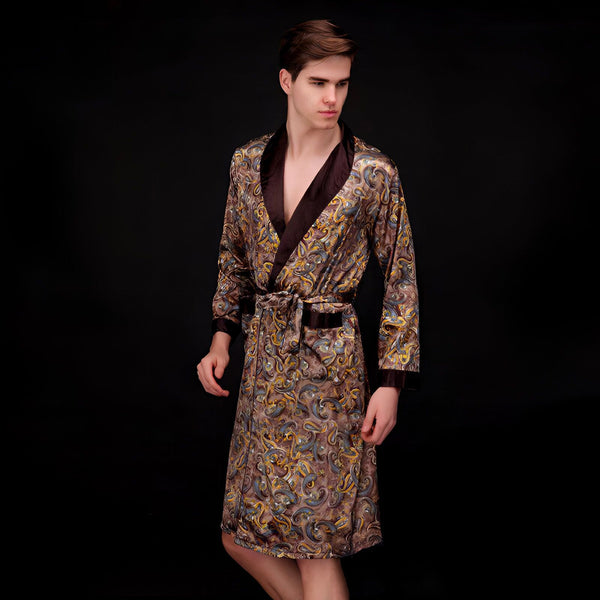 Homme portant un kimono marron à motifs, ceinture assortie. Vente de kimonos pour homme en ligne.