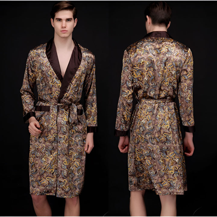 Homme portant un kimono long à motifs cachemire. Vente de kimonos pour hommes.