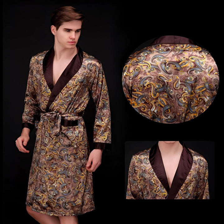 Homme portant un kimono marron à motifs cachemire. Vente de kimonos pour hommes et femmes.