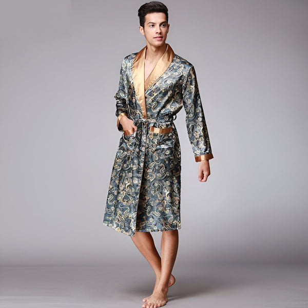 Homme portant un kimono en soie à motifs cachemire avec bordure dorée. Élégance et confort incarnés. Collection de kimonos de luxe.