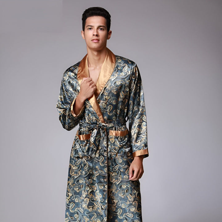 Homme portant un kimono de luxe bleu et or avec motif cachemire. Vente de kimonos élégants pour hommes.