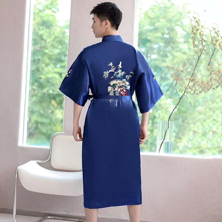 Homme vu de dos portant un kimono bleu en soie avec des broderies florales japonaises. Vente de kimonos pour hommes et femmes.