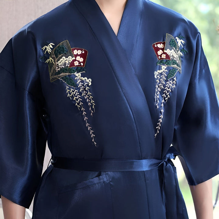 Kimono bleu marine en soie avec broderies florales. Vêtement traditionnel japonais, idéal comme peignoir ou robe de chambre. Découvrez notre collection de kimonos authentiques.