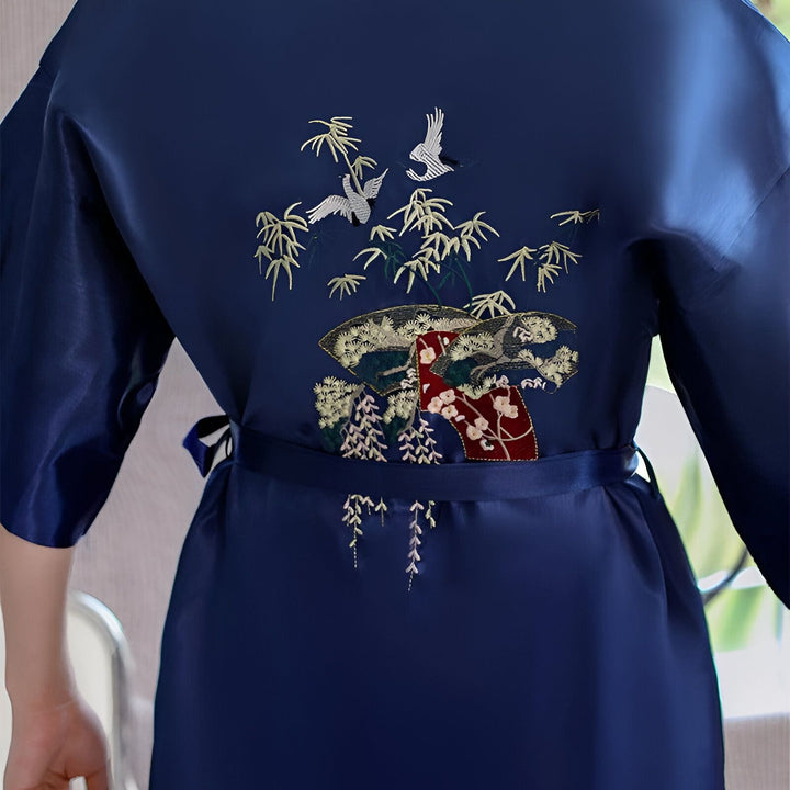 Kimono bleu en soie avec broderies florales et oiseaux, style japonais traditionnel. Vêtements japonais, vente de kimonos en ligne.