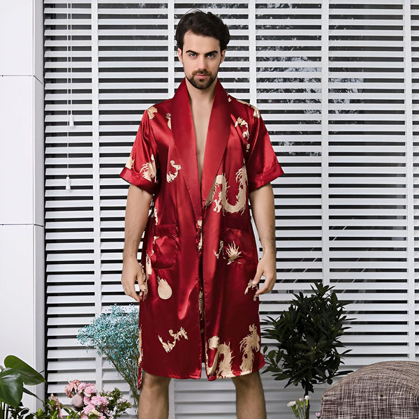 Homme portant un kimono rouge en soie avec des motifs de dragons dorés. Vente de kimonos pour hommes.