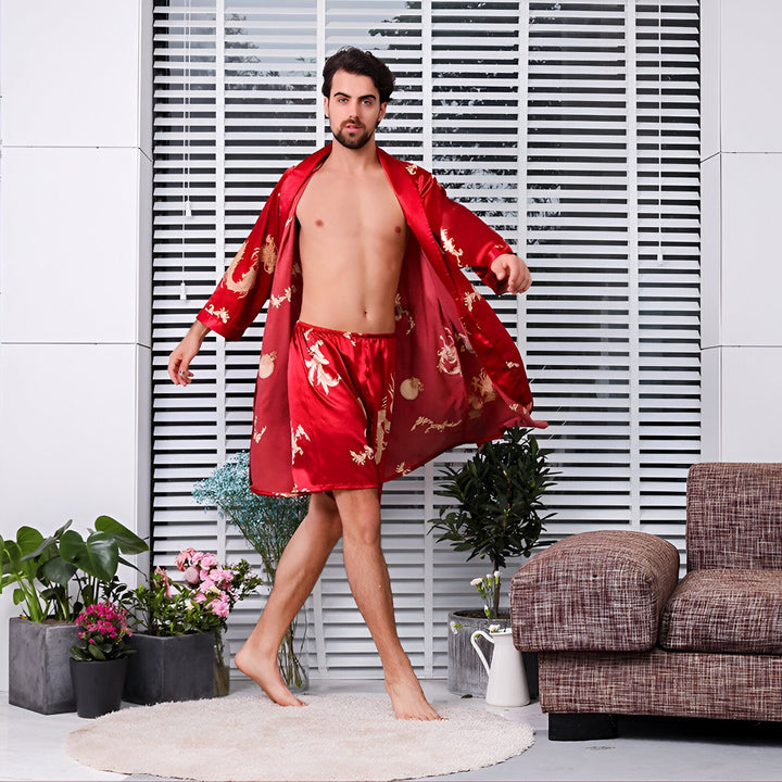 Homme portant un kimono rouge en soie avec motifs de dragons dorés. Ensemble kimono comprenant une robe de chambre et un short. Vêtements de détente et de nuit confortables et élégants. Kimonos pour hommes disponibles à l'achat.