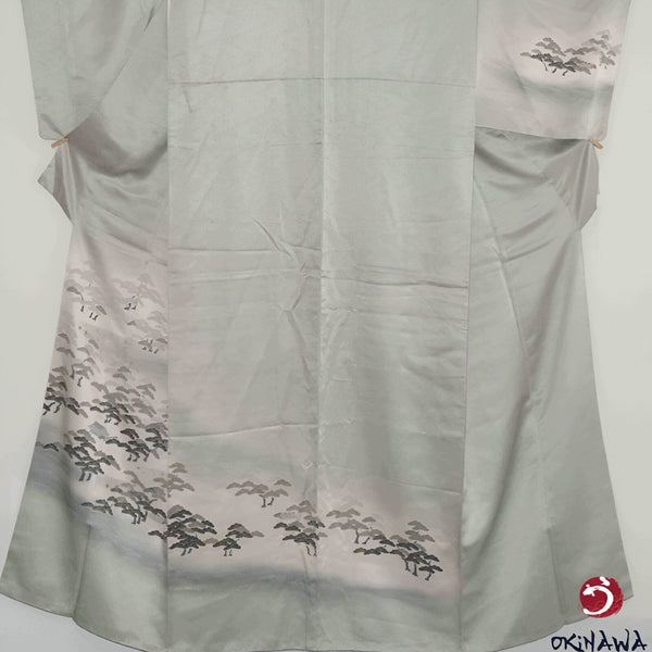 Kimono japonais gris clair avec motifs d'arbres stylisés. Vêtement traditionnel japonais en soie, idéal pour un look élégant et authentique. Découvrez notre collection de kimonos de haute qualité.