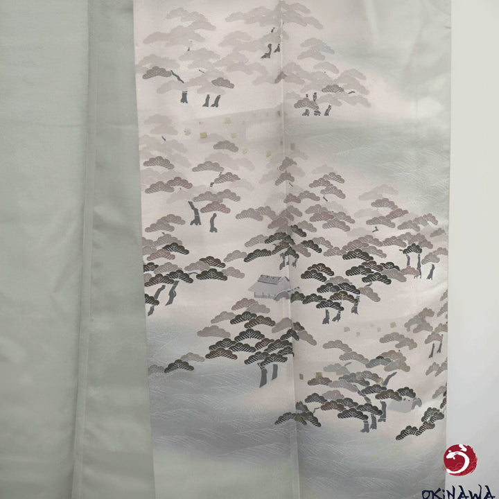 Détail d'un kimono avec motif de pins japonais dans des tons gris et blancs. Kimono traditionnel japonais à vendre.