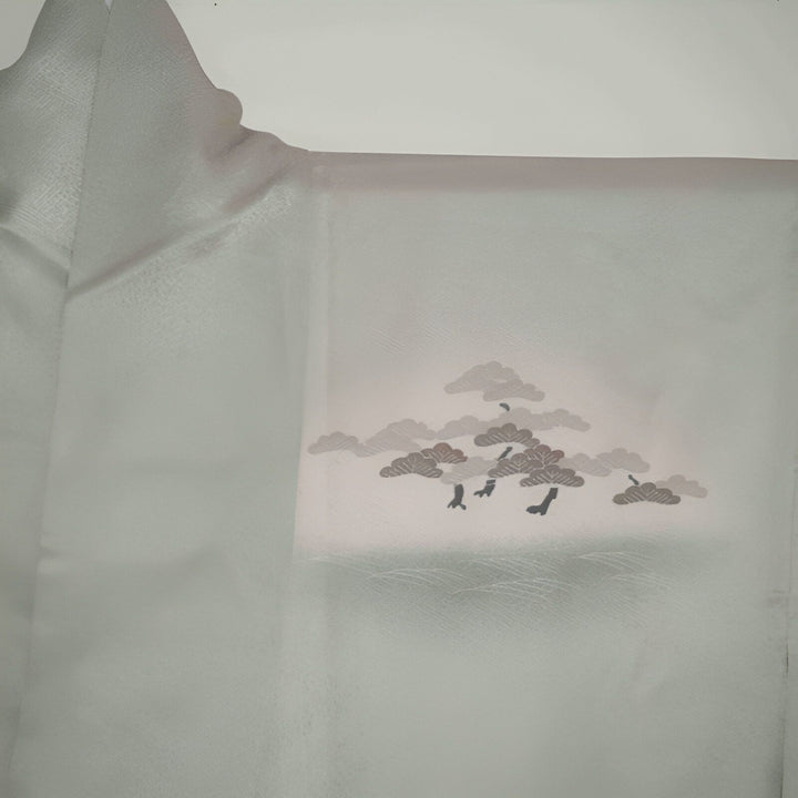 Détail d'un kimono japonais gris clair avec motif d'arbres stylisés. Vêtement traditionnel japonais, disponible à l'achat.