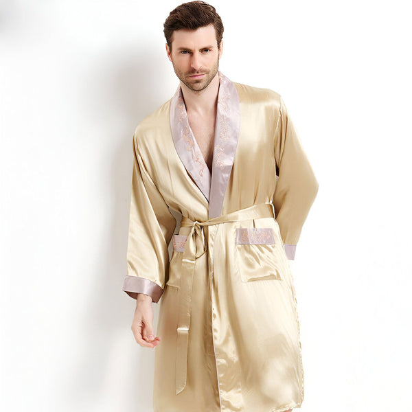 Homme portant un kimono de soie doré. Kimonos de luxe pour hommes disponibles à l'achat.