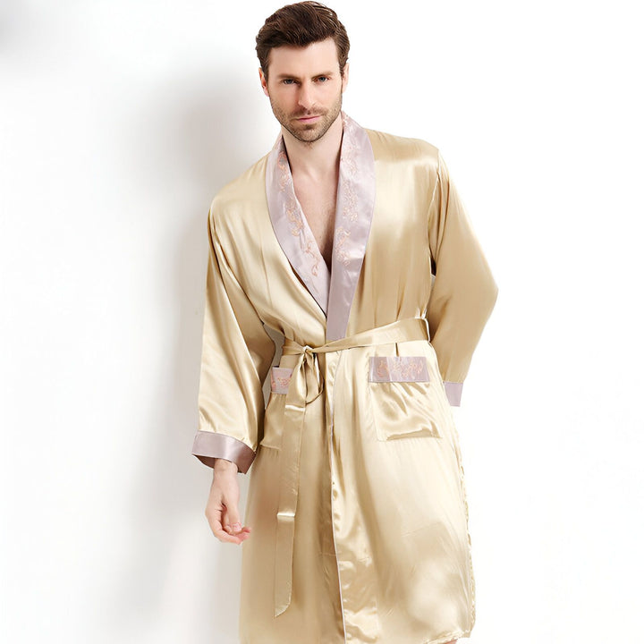 Homme portant un kimono de soie doré. Kimonos de luxe pour hommes disponibles à l'achat.